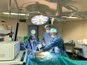 Equipo médico realizando colecistectomía por laparoscopia en clínica de Sabadell