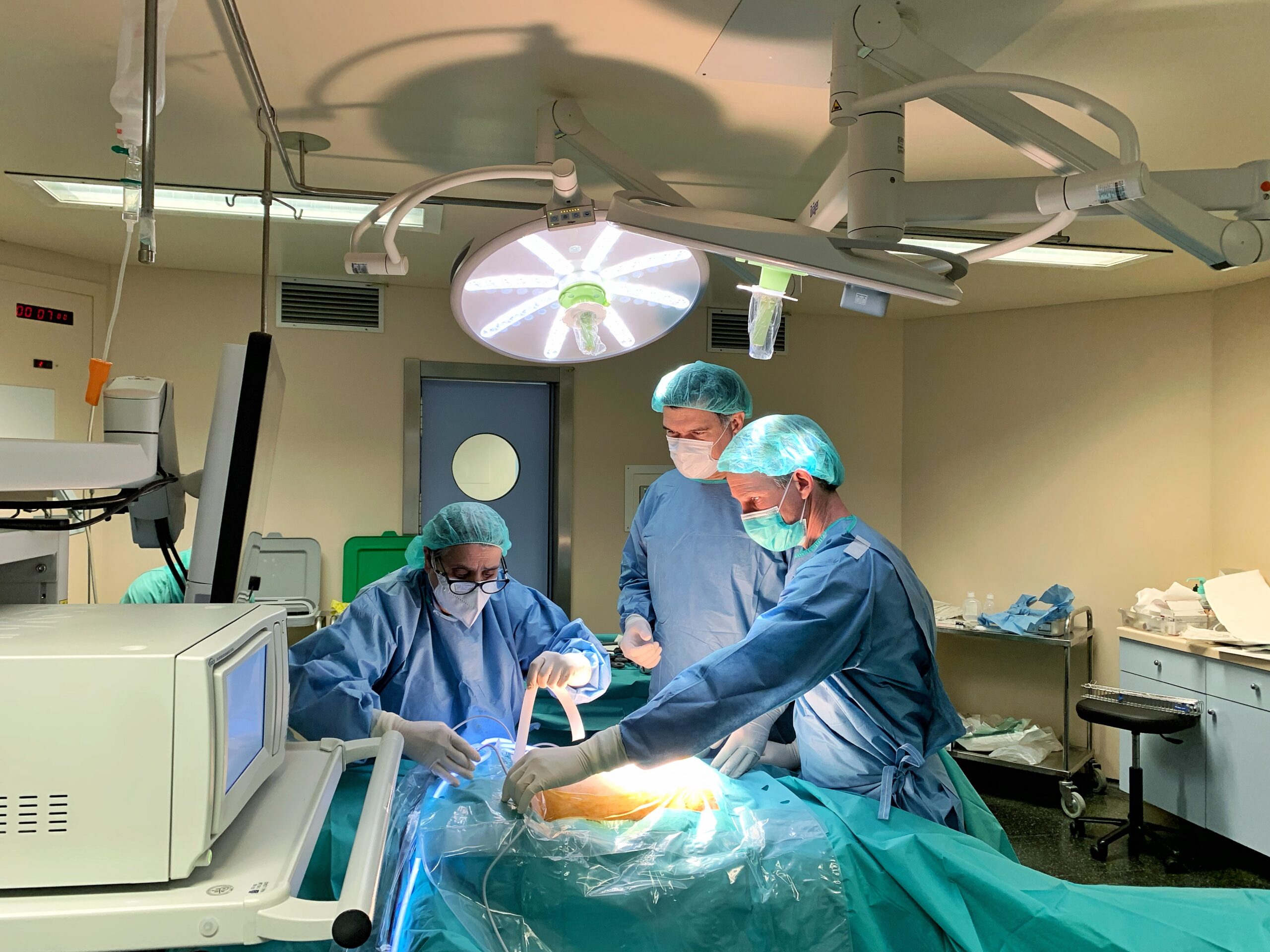 Equipo médico realizando colecistectomía por laparoscopia en clínica de Sabadell